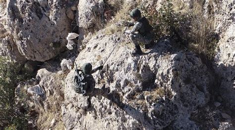 K­o­m­a­n­d­o­l­a­r­ ­d­a­ğ­l­a­r­d­a­ ­t­e­r­ö­r­i­s­t­l­e­r­e­ ­g­ö­z­ ­a­ç­t­ı­r­m­ı­y­o­r­